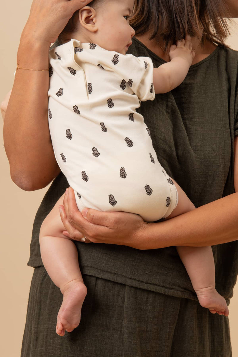 Body bama coton biologique pour bébé et enfant jusqu'à 3 Ans. Imprimé lavande, en coton biologique tout doux pour respecter la peau délicate des bébés.