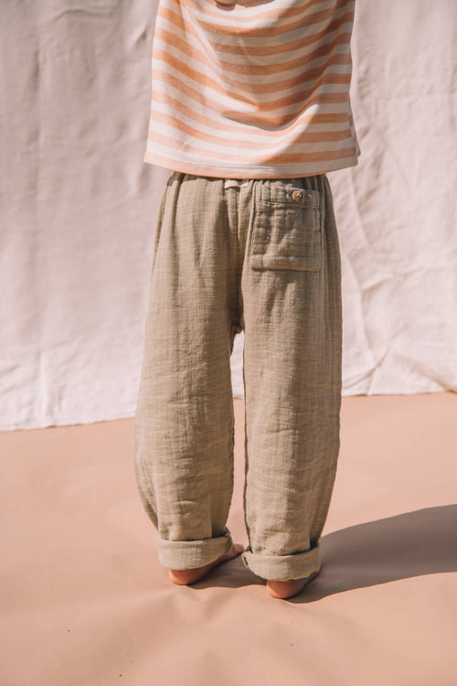 Pantalon droit gaze de coton biologique Studio Boheme pour petite fille et petit garçon en gaze de coton biologique coloris vert sauge